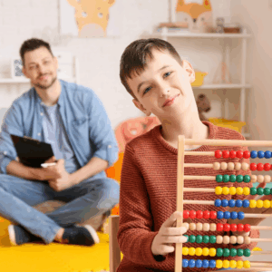 Quais desafios ainda persistem na preparação para o atendimento de estudantes com deficiência, mesmo com os avanços históricos da educação inclusiva no Brasil